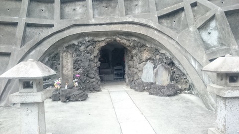 横須賀の洞窟 猿海山 龍本寺への参道にある「お穴さま」