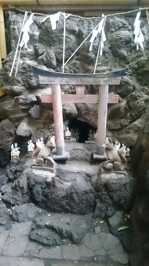 台東区にある玉姫稲荷神社で「お穴様」と白木葉子にあってきた。