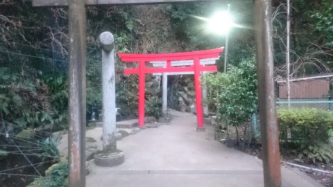 駅のホームにある洞窟！/箱根登山鉄道 「深沢銭洗弁財天」
