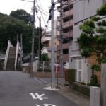 【松戸】跨線橋が参道…金山神社にある無用階段のトマソンと富士塚