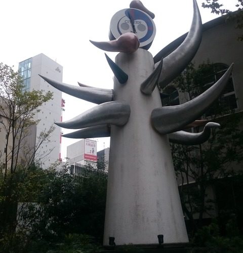 【中央区】銀座の数寄屋橋公園にひっそりとそびえ立つ岡本太郎作の「若い時計台」